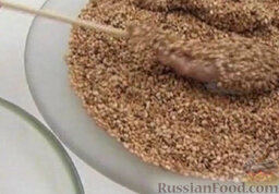 Телятина в кунжуте: Обвалять в кунжуте так, чтобы слой семян плотно покрывал мясо.