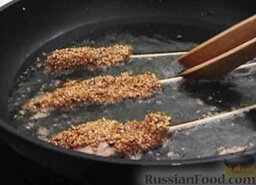 Телятина в кунжуте: На сковороде разогреть растительное масло. Выложить мясо и обжарить его с двух сторон.