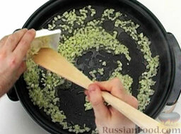 Ребрышки в соусе барбекю: На сковороде разогреть масло. Выложить лук. Перемешать.  Добавить чеснок, перемешать и пассеровать.
