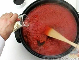 Ребрышки в соусе барбекю: Влить уксус.   Затем влить вустерский соус.