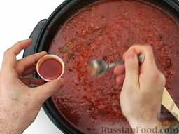 Ребрышки в соусе барбекю: Добавить острый соевый соус. Перемешать и снять с огня.