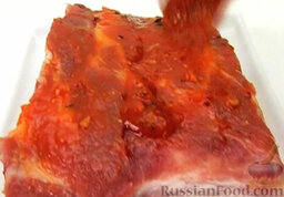 Ребрышки в соусе барбекю: Полученным соусом со всех сторон густо намазать ребра.