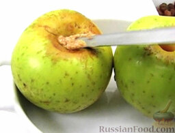 Запеченные яблоки с корицей и йогуртом: Яблоки поставить в форму. Разложить половину масла с сахаром по яблокам.