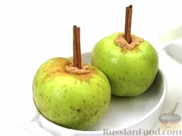 Запеченные яблоки с корицей и йогуртом: В каждое яблоко вложить палочку корицы.