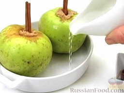 Запеченные яблоки с корицей и йогуртом: На дно формы налить немного воды.