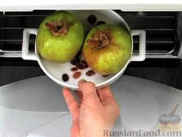 Запеченные яблоки с корицей и йогуртом: Высыпать в форму оставшийся изюм.  Разогреть духовку. Запекать яблоки 30 минут при температуре 180 градусов.