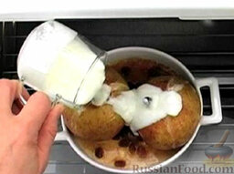 Запеченные яблоки с корицей и йогуртом: Полить яблоки йогуртом. Запекать еще 10 минут.