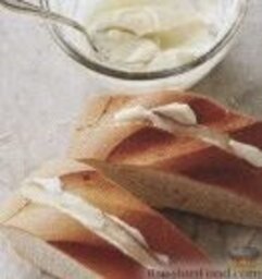 Французские тосты с сыром: 4. Выложить сливочный сыр в хлебные карманы.