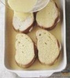 Французские тосты с сыром: 5. Выложить фаршированные ломтики хлеба в большую глубокую посуду, отставить в сторону.    6. В небольшой миске взбить яйца, молоко, мед и 1 чайную ложку ванили. Залить этой массой хлеб. Придавить ломтики, чтобы они полностью погрузились в молоко. Накрыть и поместить хлеб в холодильник минимум на 1 час, а лучше на ночь, пару раз переворачивая ломтики.