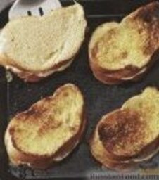 Французские тосты с сыром: 7. Жарить тосты в сковороде до золотистого цвета.    8. Подавать тосты с карамельным соусом, можно так же подать с бананами и орехами (по желанию).