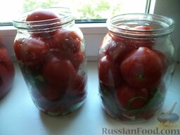 Маринованные помидорки со сладким перцем: В банки выложить помидоры и перец как можно плотнее.