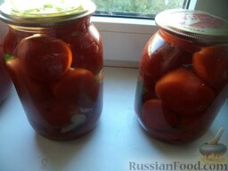 Маринованные помидорки со сладким перцем: Вскипятить чайник. Залить помидоры кипятком. Накрыть крышками. Оставить на 10 минут.