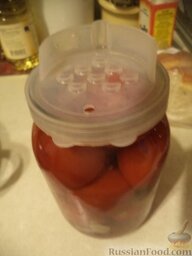 Маринованные помидорки со сладким перцем: Слить воду из банок.