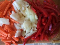 Суп из зеленой чечевицы с помидорами: Почистить и помыть лук и морковь. Лук порезать кубиками, а морковь тонкой соломкой.   Перец сладкий помыть, очистить от семян, нарезать соломкой.