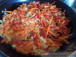 Суп из зеленой чечевицы с помидорами: Разогреть сковороду. Налить растительное масло. Выложить лук морковь и перец. Тушить на среднем огне, помешивая, 3-4 минуты.