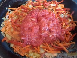 Суп из зеленой чечевицы с помидорами: Затем добавить тертые помидоры, перемешать, потушить все вместе 2-3 минуты.