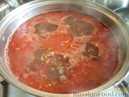 Суп из зеленой чечевицы с помидорами: Выложить в кастрюлю зажарку и картофель. Посолить, поперчить, добавить любимые специи.