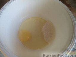 Оладьи с яблоками на молоке: Как приготовить оладьи с яблоками на молоке:    В миску вбить яйцо. Добавить сахар и соль.