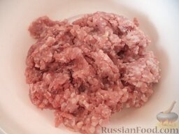 Котлеты из свинины: Как приготовить котлеты из свинины:    Фарш свиной выложить в миску.