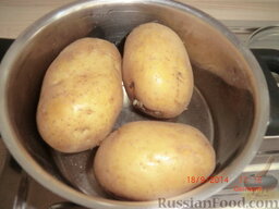 Сельдь под шубой: Как приготовить сельдь под шубой:    Отвариваем картофель в мундире (20-30 минут).