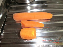 Сельдь под шубой: Отвариваем морковь (примерно 20 минут).