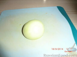 Сельдь под шубой: Отвариваем яйца вкрутую (10 минут), остужаем под холодной водой, очищаем.