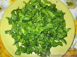 Салат из шпината с персиком и индейкой: Шпинат нарезать и выложить на тарелку. Подсолить.