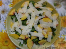 Салат из шпината с персиком и индейкой: Пармезан нарезать стружкой, удобнее это сделать при помощи овощерезки.
