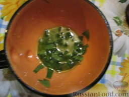 Салат из шпината с персиком и индейкой: Приготовить заправку для салата со шпинатом. Взбить оливковое масло с соком лимона, добавить измельченный базилик.