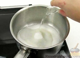 Дынный щербет: В кастрюльку всыпать сахар, залить его водой.