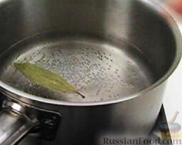 Молочный суп с креветками: Как приготовить молочный суп с креветками:    Вскипятить воду с солью. Добавить лавровый лист.