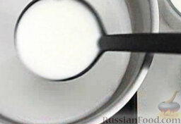 Молочный суп с креветками: Поставить кастрюлю на небольшой огонь Влить 200 г молока. Всыпать 0,5 ст. ложки кукурузной муки.  Перемешивая, развести муку в молоке.