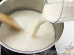 Молочный суп с креветками: Влить остальное молоко.