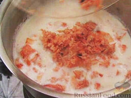 Молочный суп с креветками: Выложить в молоко измельченные креветки. Варить, помешивая, 3 минуты.