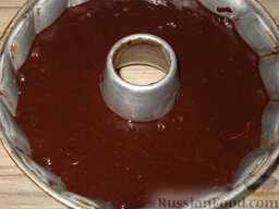 Шоколадный кекс из цельнозерновой муки: Форму для кекса (круглую, с отверстием в середине) слегка смазать маслом. Залить в форму тесто.