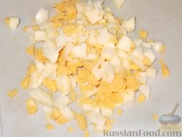 Ржаные гренки с чесноком и яйцом: Яйца сварить вкрутую (10 минут). Охладить, очистить и мелко нарезать.
