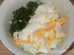 Ржаные гренки с чесноком и яйцом: Смешать яйца, укроп и майонез в однородную массу.