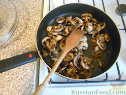 Особый омлет: Обжариваем грибы , солим (по вкусу)
