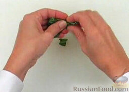 Чечевичный суп: Листья орегано отделить от стебля. Листья базилика порвать на мелкие кусочки.