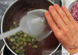 Чечевичный суп: Когда чечевица сварится, в отвар добавить нарезанный стебель чеснока, мелко нарезанный лук и сельдерей.