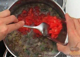 Чечевичный суп: Добавить томаты, перемешать и варить чечевичный суп 5 минут.