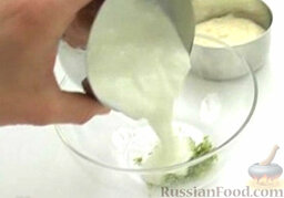 Креветки с лаймовым майонезом: Для соуса в миску выложить цедру лайма. Влить йогурт.