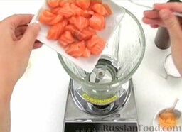 Мангольд с лососем: В блендере соединить кусочки лосося, желток и лимонный сок.