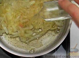 Луковый суп: Влить вино. Тушить, помешивая, 2 минуты.