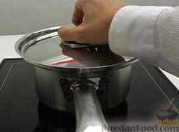 Луковый суп: Влить бульон. Варить луковый суп под крышкой 20 минут.