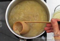 Луковый суп: Налить суп в бульонную чашку.