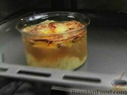 Луковый суп: Выложить тертый сыр. Запекать в духовке (лучше в режиме 