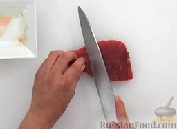 Нигири-суши: Как приготовить нигири-суши:    Филе тунца разрезать вдоль слоев на 3 порции.