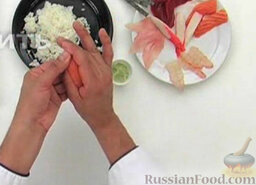 Нигири-суши: Из подготовленного теплого риса слепить 15 заготовок.  Ломтик лосося смазать небольшим количеством васаби.