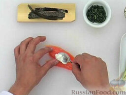 Лосось-"бабочка": Взять один из подготовленных ломтиков лосося. Развернуть 